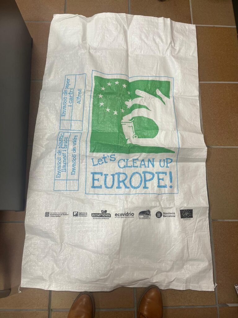 10. Organize a Green Team<br>The green team will be made up of different members, ensuring compliance with the clean regatta campaign by collecting information and submitting it online for the final report. Beach and sea staff had bags to separate organic/plastic litter on the beach and in the water.