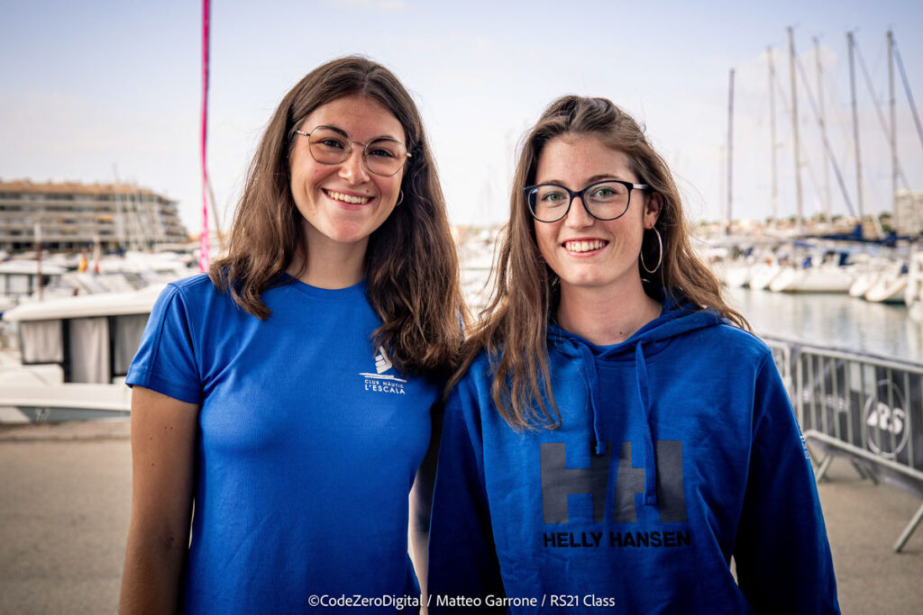 10. Organize a Green Team<br>We created what we called the Blue Team easily located thanks to its blue t-shirt. They helped sailors during their stay, at their arrival at the mooring, but also maintaining cleanliness in all areas. They also assisted the participants with any sustainable questions they had.
The members of the Blue Team were: Alba Gasull, Amber Plaeteovet, Cristina Planellas, Enric Vicens, Helena Martinez, Joan Ferrer, Julia Flo, Marc Coromina, Marti Flo, Nuria Martinez, Luca Castelli, Paula Ballana and Ydris Lapere.