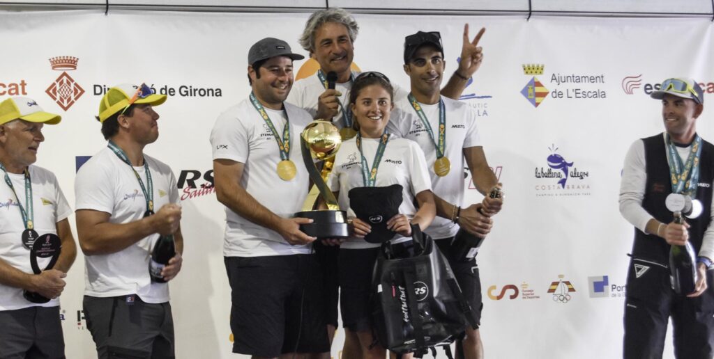 5. Award Practical Items or Use a Perpetual or Upcycled Trophy<br>The trophies for the overall winners of the RS21 World Championship are passed on to new winners each edition. In addition to the trophies, practical and reusable items such as caps and class-branded waterproof bags were awarded to the winning crews.