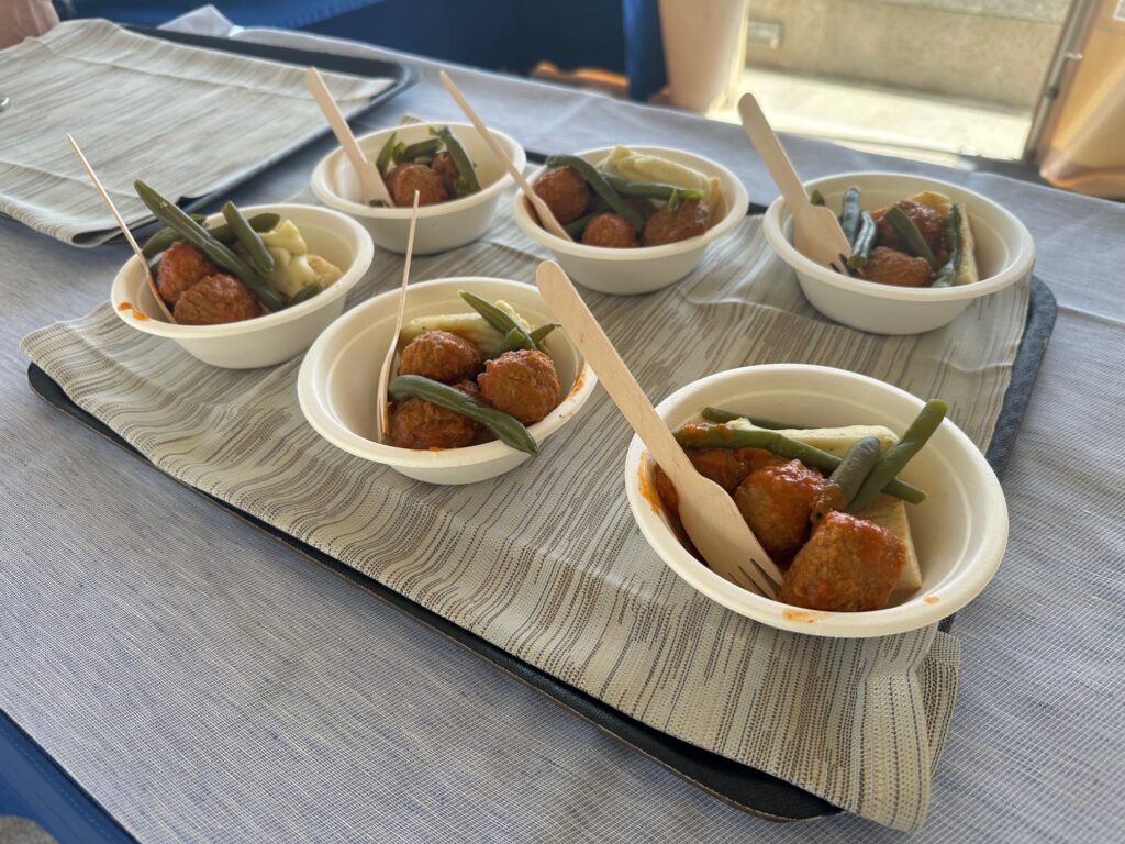 3. Serve Food with Plastic-Free Dinnerware<br>3)we serve food in biodegradable materials or plates and dishes that are washed with specific non-polluting detergents.