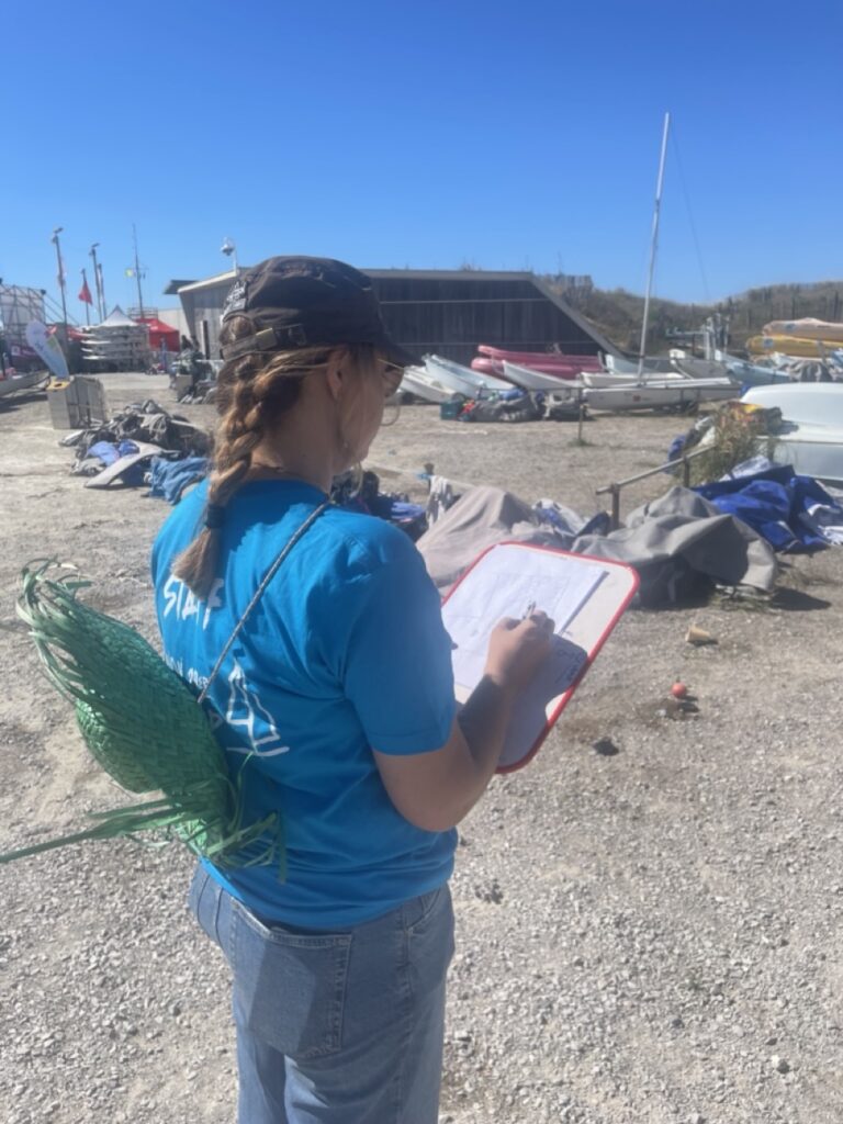 10. Organize a Green Team<br>10 - We created a Green Team, easily identifiable with green hats, to monitor and maintain the waste collection points during the event.
The team helped raise awareness among young sailors, organized clean-up actions, carried out additional sorting when needed, and regularly reminded participants to keep the boat storage areas clean, both directly on site and through the official WhatsApp group.
