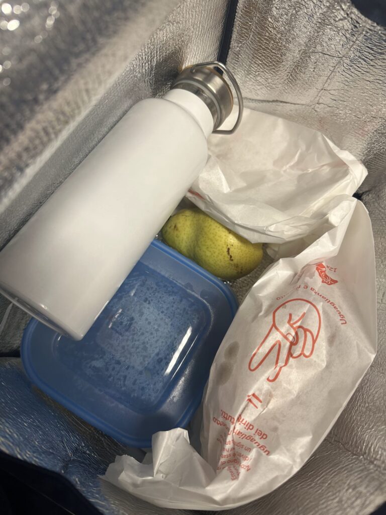 4. Skip Bags or Go Reusable<br>During the event, packed lunches were provided in reusable bags, so as to avoid the use of disposable plastic bags. Also, the tapperware provided were washed every day and distibuited again the day after.
