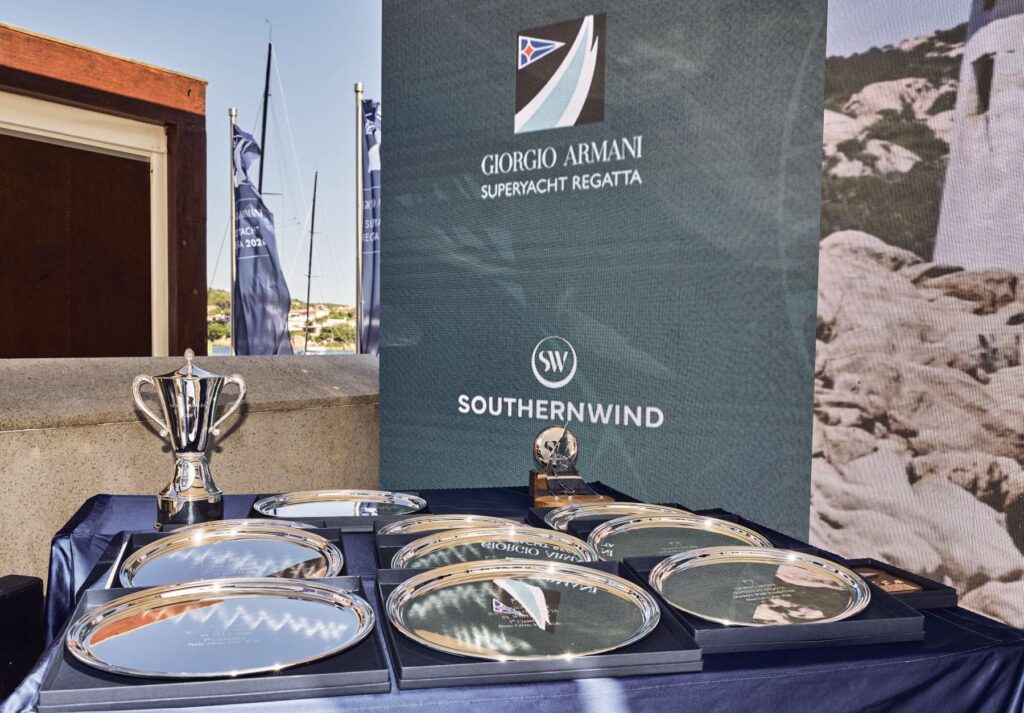 5. Award Practical Items or Use a Perpetual or Upcycled Trophy<br>A perpetual trophy was awarded to the winners, other trophy consisted in valuable items
