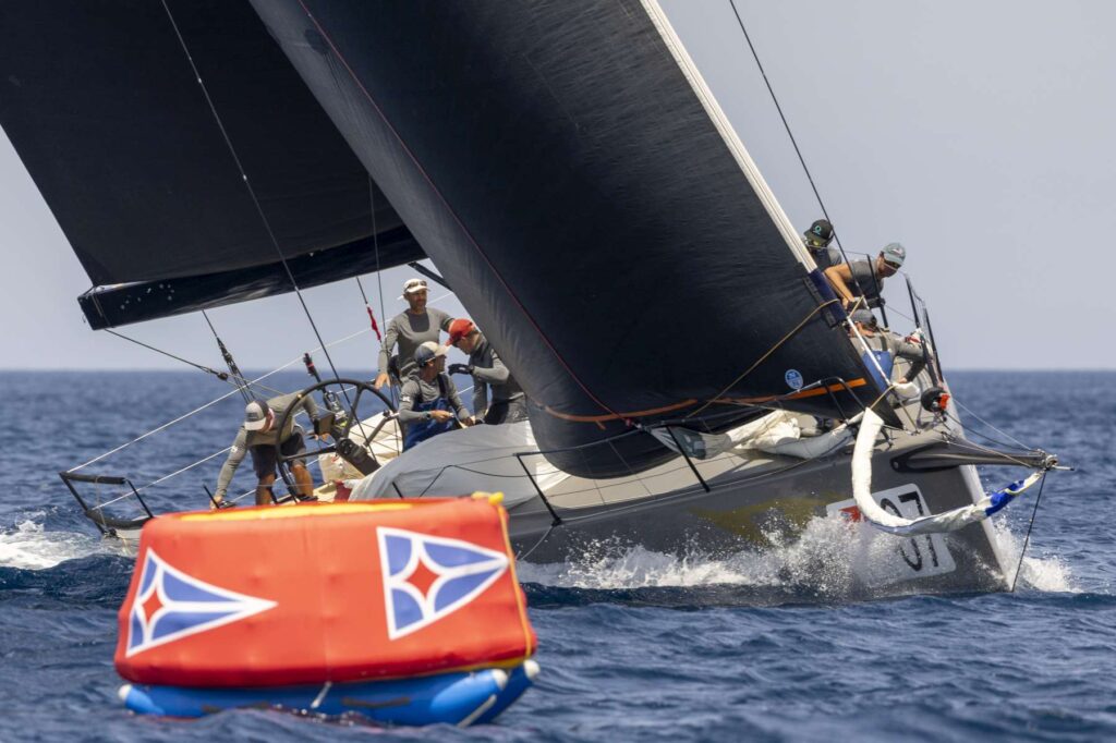 19. Reduce Day-of Emissions<br>Electric marks were used during the event. They maintain their position through GPS technology without being anchored to the seabed