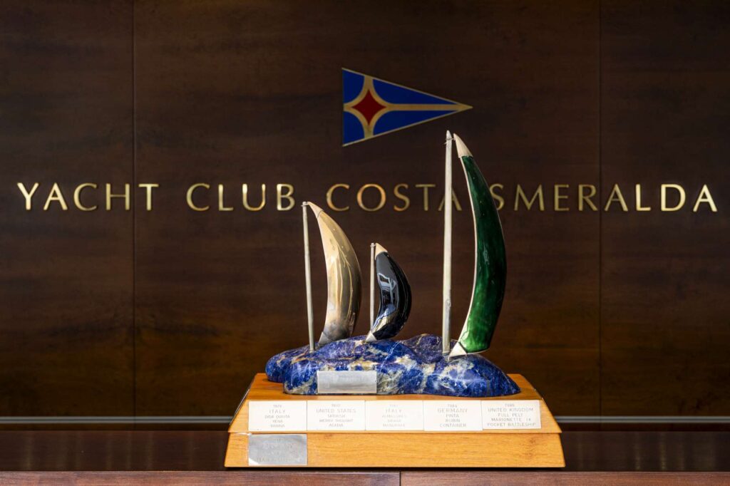 5. Award Practical Items or Use a Perpetual or Upcycled Trophy<br>The winners were awarded with a perpetual trophy. The special prizes and those provided by the partner were also valuable items 