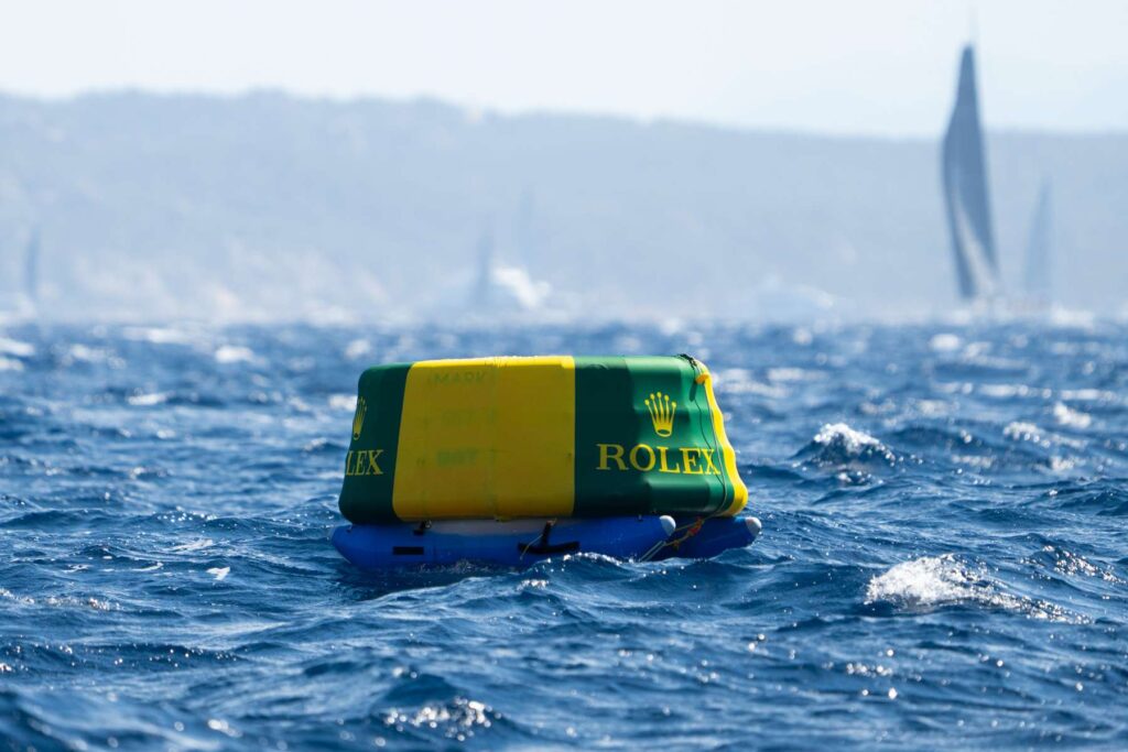 19. Reduce Day-of Emissions<br>During the regatta, electric buoys equipped with a GPS positioning system were used. By maintaining their position without traditional anchors, these buoys helped reduce impacts on the seabed and the marine environment.